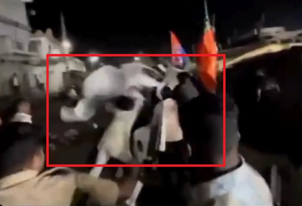 Chairs thrown at the jansabha of Navneet Rana (1)