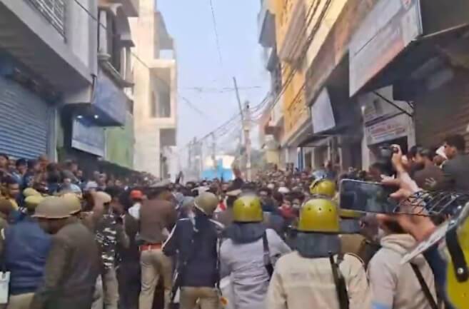 Sambhal Main Bawal (1)