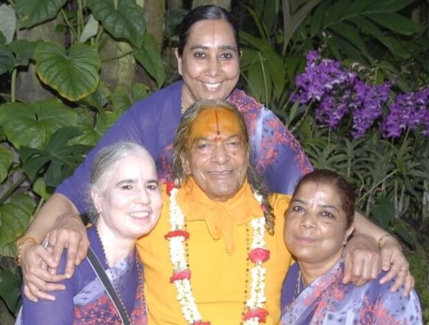 kripalu maharaj with his three daughters (1)