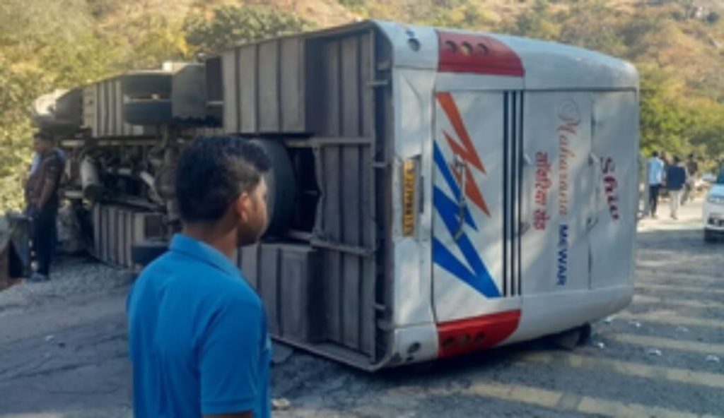 Bus overturns in Rajasthan 3 children die (1)