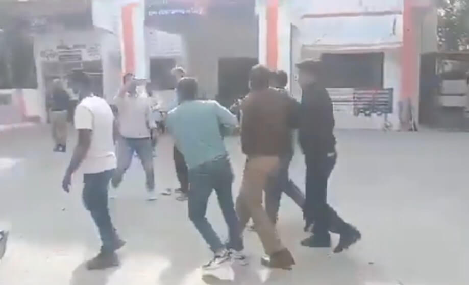 Mirzapur SHO le rahe they rishwat (1)