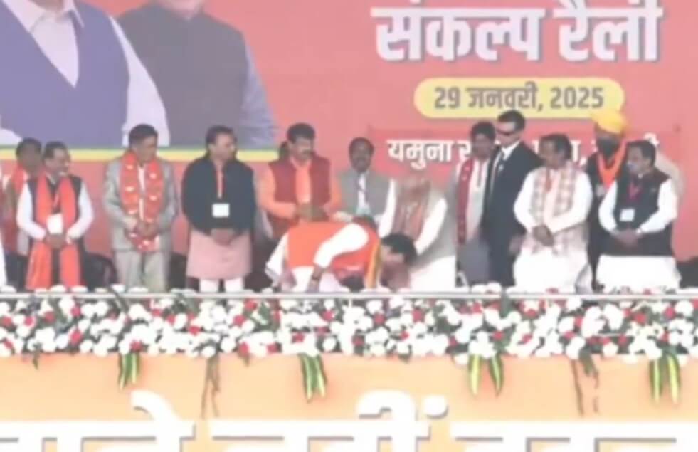 PM Modi touches feet of Ravinder Negi (1)