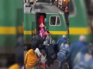 passengers enter inside train engine 2 (1)