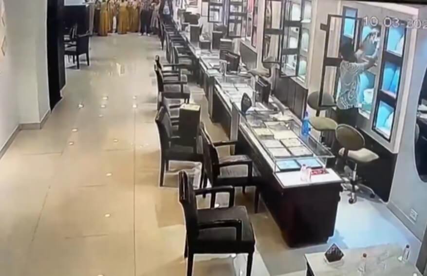 jewellery loot in Bhojpur Tanishq showroom (1)