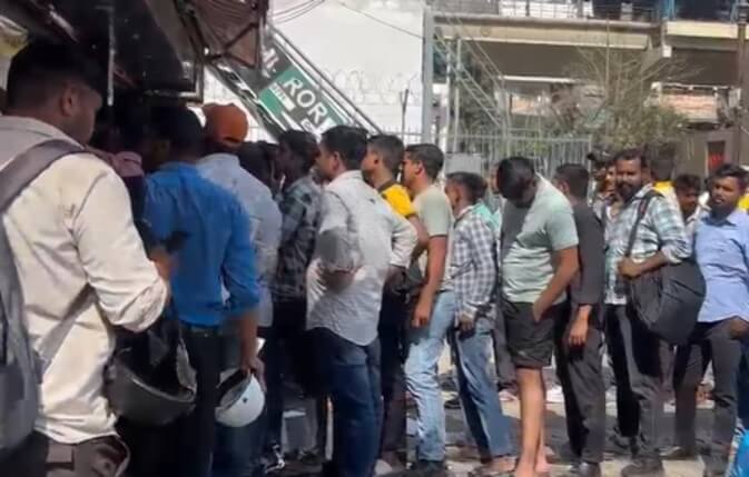 long queues at liquor shops in Noida March 25 (1) (1)