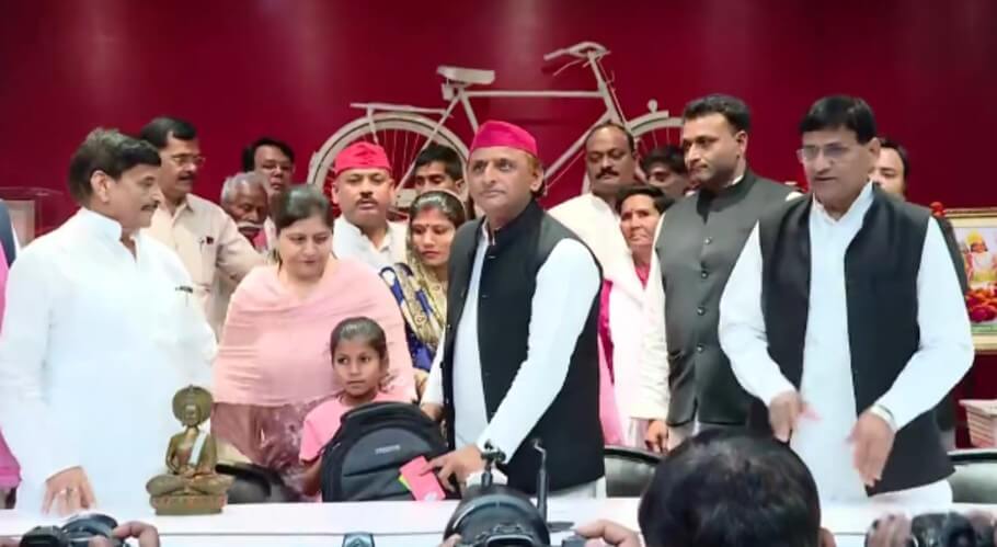 Akhilesh Yadav Ananya Yadav (1)