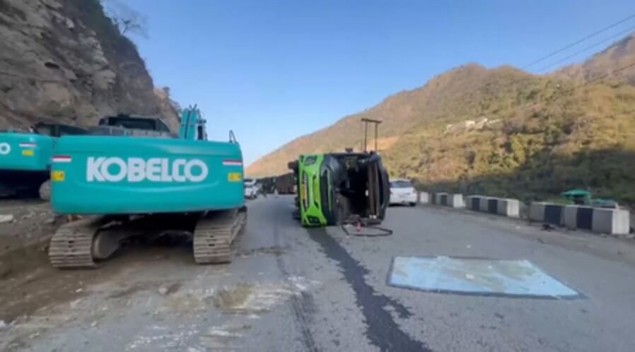bus overturns in Himachal (1) (1)