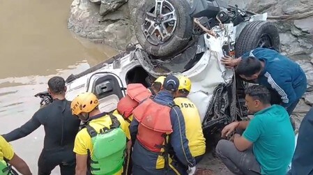 car falls into river in Devprayag (1) (1)