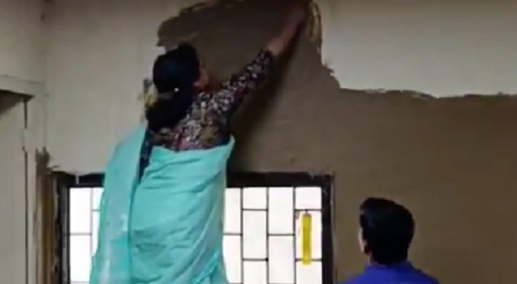 college principal applies cowdung on classroom walls (1)