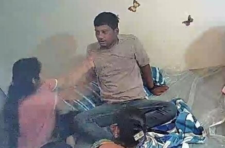 wife beats husband in Satna (1) (1)