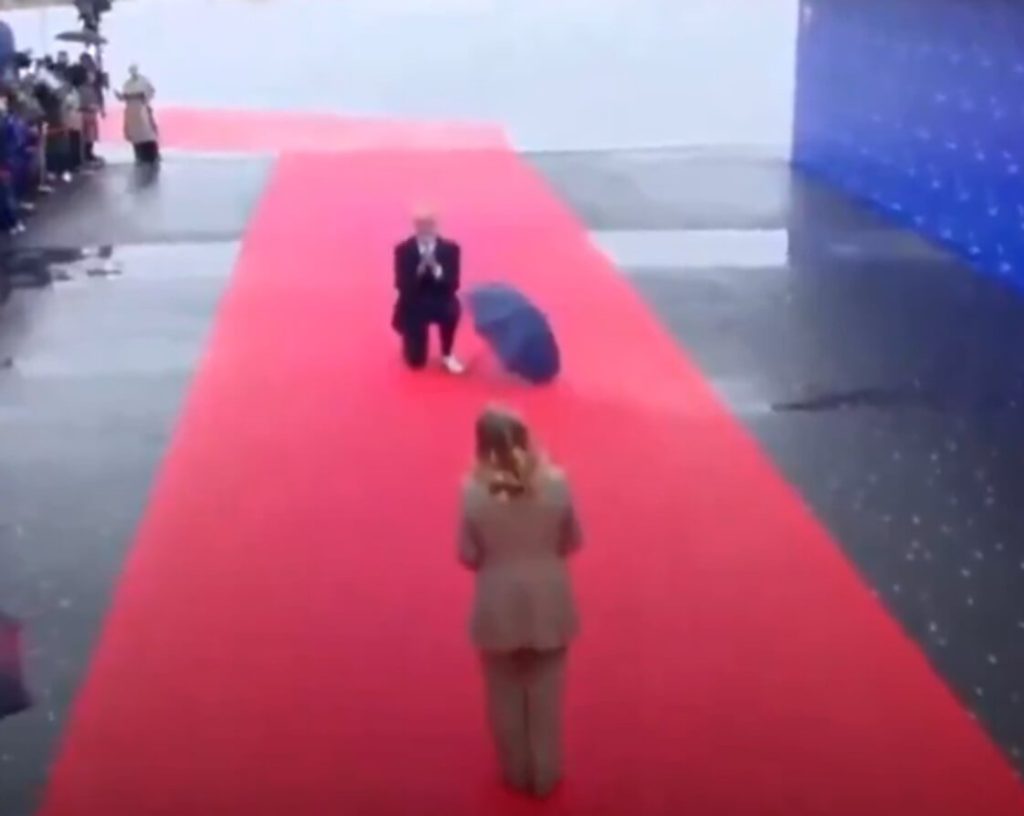 Albania PM kneels down before PM Meloni (1)