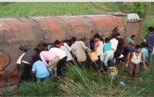 MOTIHARI - People looting oil from tanker