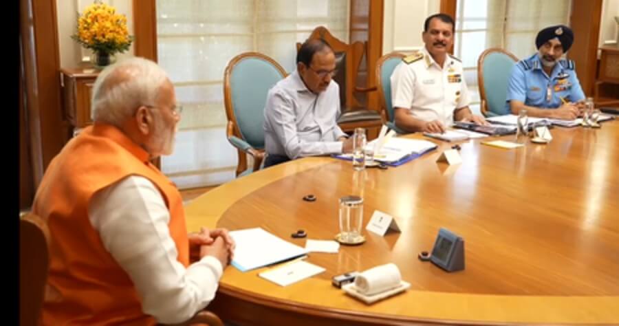 PM Modi meets Air Force Chief (1) (1)