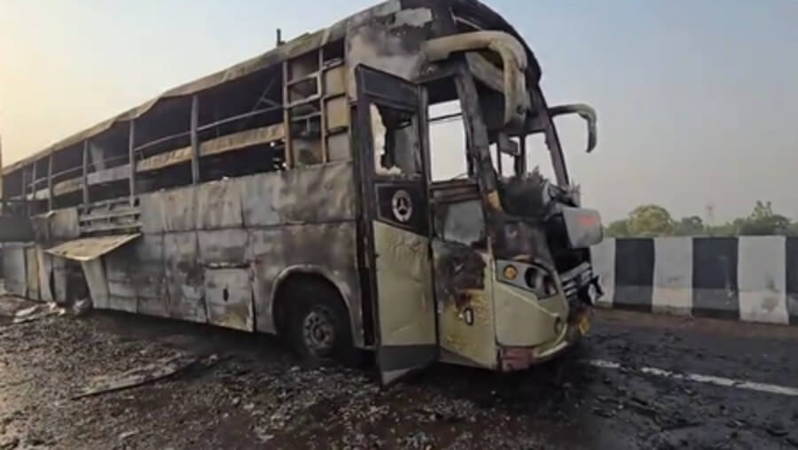 bus catches fire in Lucknow 5 dead (1) (1)