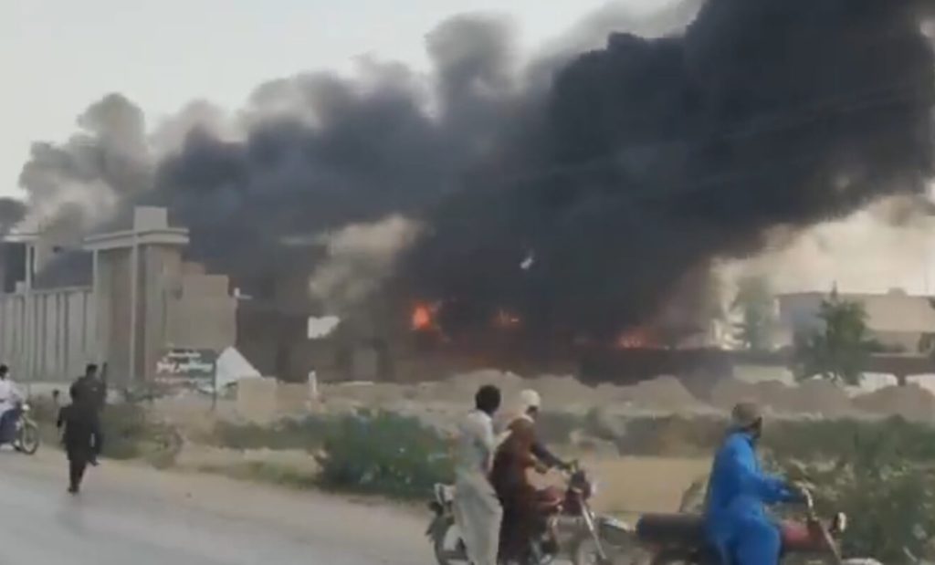 protestors set on fire house of home minister of Sindh in Pakistan (1)