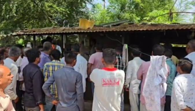 three of a family due to current in gujarat (1)