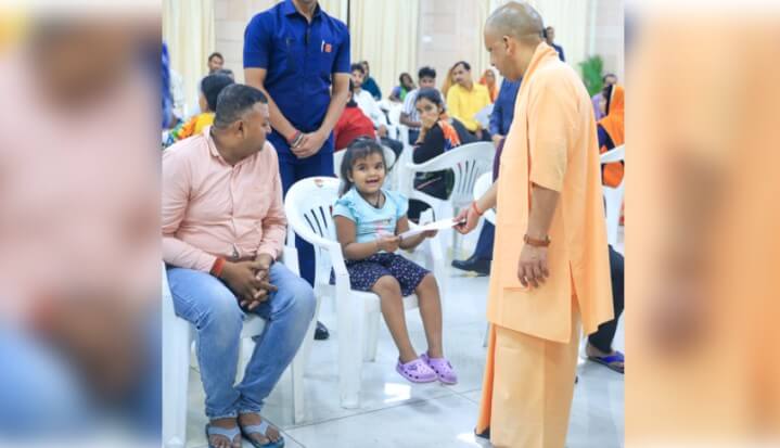 CM Yogi talks to school going girl (1)