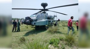 Helicopter Apache makes emergency helicopter (1)