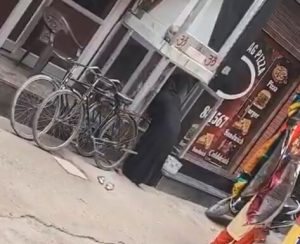 Kanpur Woman Burqa Clad Praying In Temple (1)