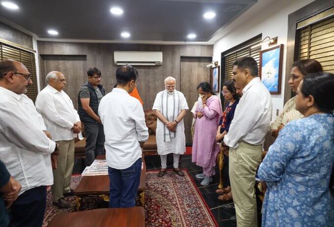 PM Modi met family of late Vijay Rupani (1)