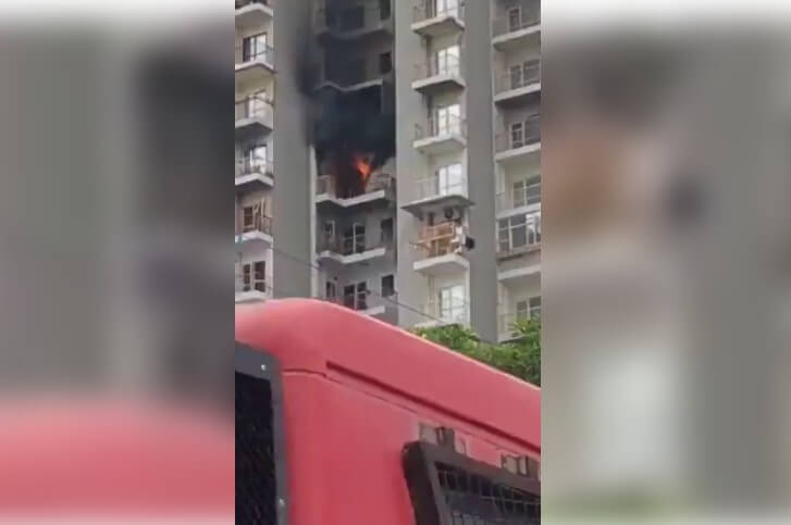 Fire In Noida Building (1)
