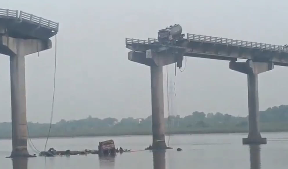 bridge collapses in Gujarat 9 killed (1)