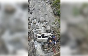 jeep car falls into khai (1)