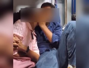 couple kiss in train (1)