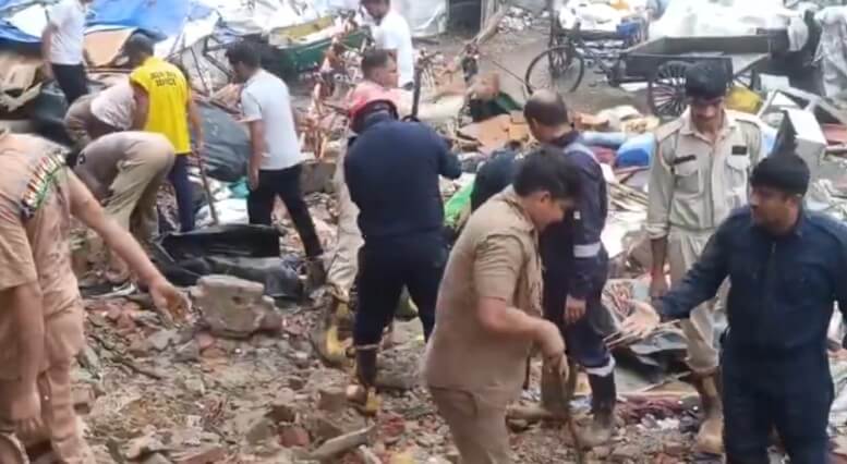 wall collapses in Jaitpur Delhi 7 dead (1)