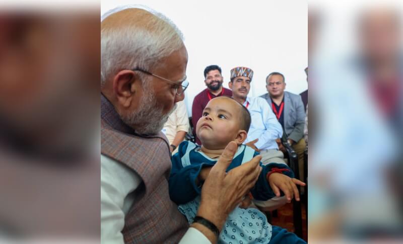 PM Modi meets 11 month old Neetika (1)