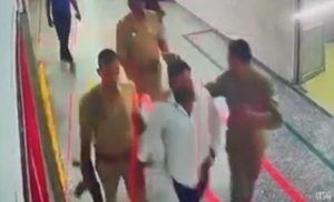 etawah doctor taken forcibly by policemen (1)