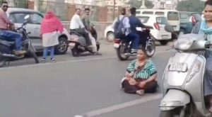 woman sits on road after she gets less panipuris to eat vododara (1) (1)