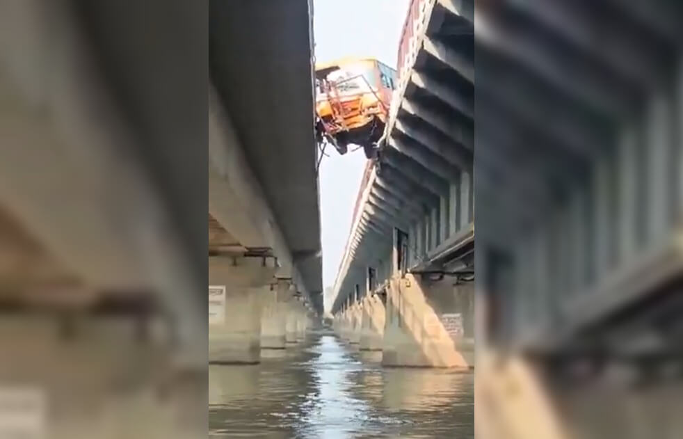 Hapur bus hangs on Ganga bridge 1 (1)