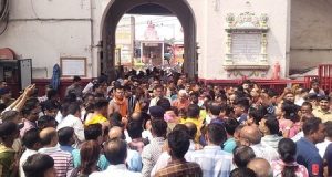 Temple where devotees loot prasad Dakore Gujarat IANS (1) (1)