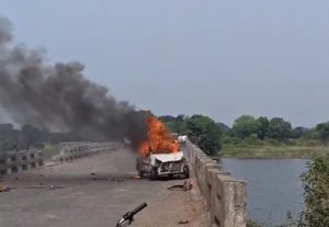 car set on fire by angry villagers jhalawad (1) (1)