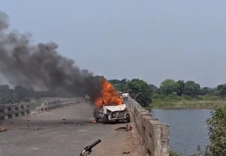 car set on fire by angry villagers jhalawad (1) (1)
