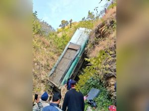 bus falls into gorge in Almora 2 (1) (1)