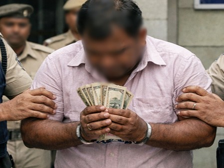 man taking bribe arrested (1)