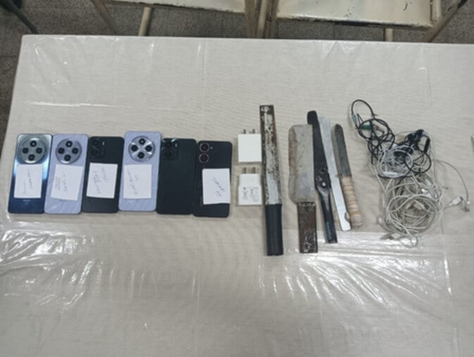 mobiles recovered from Karnataka jails (1)