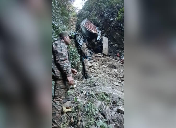 truck falls into gorge in Arunanchal (1)