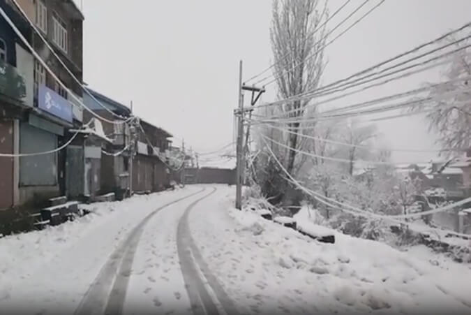 Snow Srinagar IANS (1)