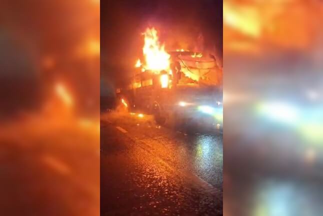 bus catches fire on Yamuna expressway 2 (1)