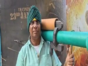 fan who had come with top to watch Border 2 (1) (1)