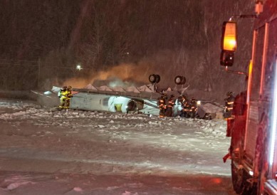 private plane crashes in America Bangor airport (2)