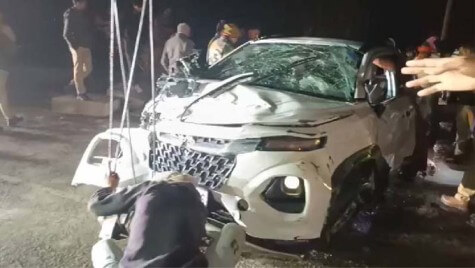 Car falls into canal in Mathura (1) (1)