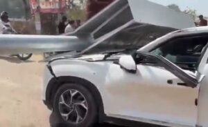 pole falls on car pratapgarh news