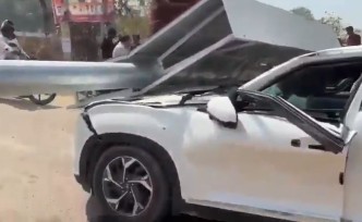 pole falls on car pratapgarh news
