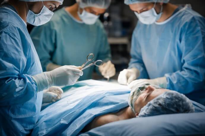 scissor in woman stomach (1)