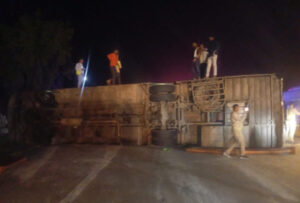 bus double decker overturns on yamuna expressway (1) (1)