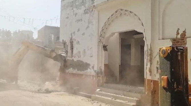 sambhal idgah demolished (1)